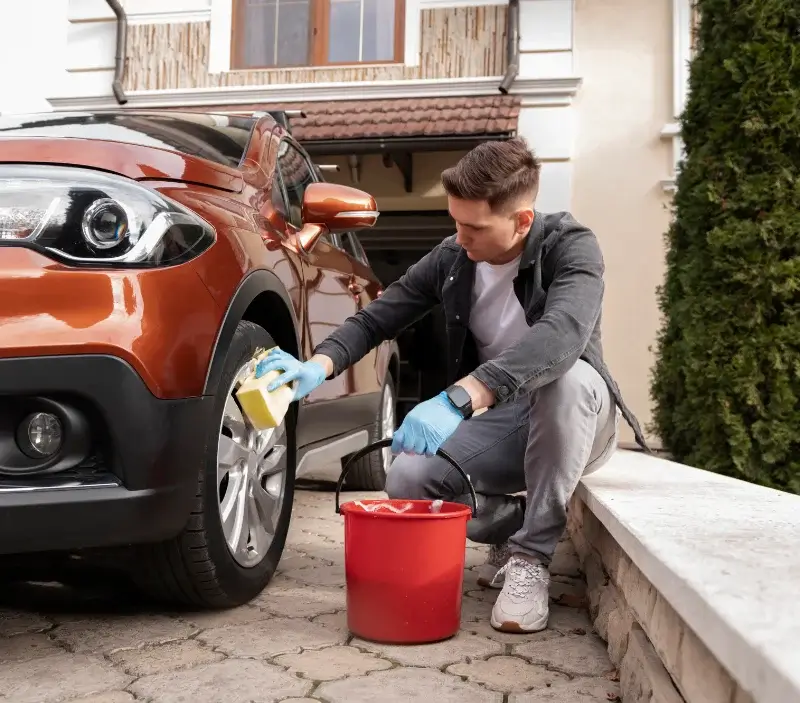 Lavage auto à domicile Montécheroux : professionnel intervenant sur un véhicule